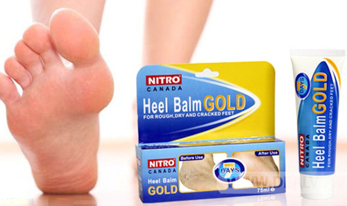 Có thể bôi kem trị nứt gót chân, tay, massage nhẹ nhàng những vùng da chai cho kem thấm vào da.