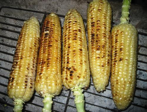 Ngô nướng. Ngô nướng ở xứ thành Vinh được tưới qua một thứ nước sốt làm từ bơ và tương ớt, để vị cay, vị ngọt ngấm sâu vào những hạt ngô bé xíu rồi đem nướng lên than hoa. Quây quần bên chiếc lò than bên trên là những bắp ngô óng ánh vàng ươm, vừa hít hà mùi thơm của bơ, của ngô là cái thú của người thành Vinh mỗi đêm đông.