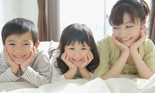 6. Chuyển hướng sự chú ý của con. Giúp con cười hoặc tìm cách để trẻ quên đi việc mình đang cáu giận.