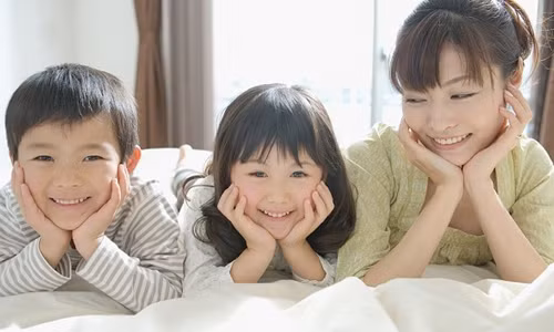 6. Chuyển hướng sự chú ý của con. Giúp con cười hoặc tìm cách để trẻ quên đi việc mình đang cáu giận.