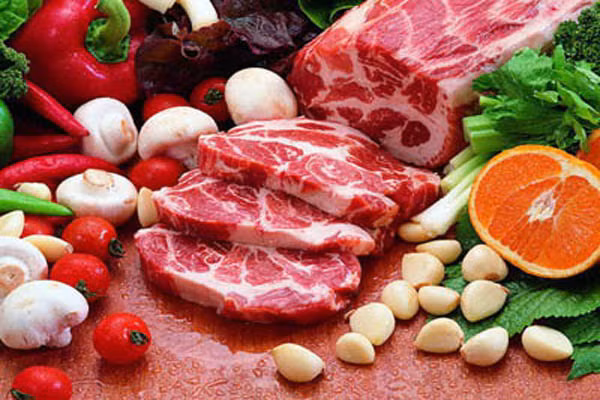 Thịt bò. Là một trong những loại thịt trẻ sơ sinh dễ tiêu hóa nhất và nó chứa một hàm lượng chất dinh dưỡng hết sức phong phú, giúp bé phát triển về trí não và thể chất. Mẹ nên chọn loại thịt nạc. có khoảng 80% nạc và 20% chất béo. Để biết đâu là miếng bò nhiều chất béo.