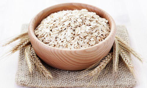 Để cung cấp đầy đủ dinh dưỡng cho trẻ, các chuyên gia dinh dưỡng khuyên rằng người lớn nên bổ sung ngũ cốc, hoa quả tươi, cháo lúa mạch vào thực đơn của trẻ.