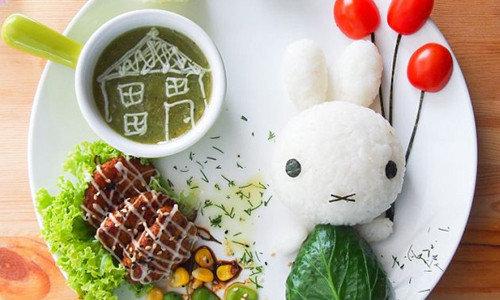 2. Bỏ qua việc kết hợp các loại thực phẩm nhiều màu sắc. Có một điều mà rất nhiều bậc cha mẹ không biết, đó chính là những loại thực phẩm có màu sắc khác nhau thường chứa những chất dinh dưỡng khác nhau. Khi bạn kết hợp những loại thực phẩm này sẽ giúp bé có thể hấp thụ đủ những chất dinh dưỡng khác nhau cho cơ thể. Hơn nữa, một bữa ăn nhiều màu sắc sẽ giúp bé thích ăn hơn là một bữa ăn có màu sắc đơn điệu.