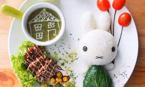 2. Bỏ qua việc kết hợp các loại thực phẩm nhiều màu sắc. Có một điều mà rất nhiều bậc cha mẹ không biết, đó chính là những loại thực phẩm có màu sắc khác nhau thường chứa những chất dinh dưỡng khác nhau. Khi bạn kết hợp những loại thực phẩm này sẽ giúp bé có thể hấp thụ đủ những chất dinh dưỡng khác nhau cho cơ thể. Hơn nữa, một bữa ăn nhiều màu sắc sẽ giúp bé thích ăn hơn là một bữa ăn có màu sắc đơn điệu.