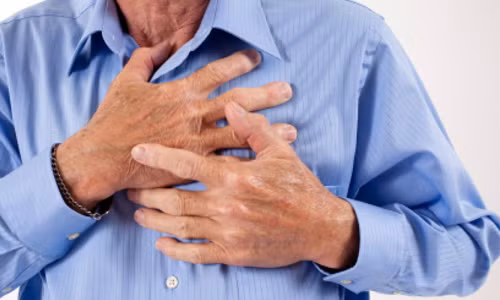 4. Nhồi máu cơ tim. Khi cáu giận, lượng máu được bơm lên não khá nhiều và lượng máu dành cho tim sẽ bị giảm xuống. Điều này sẽ khiến cho tim hoạt động không bình thường, nhịp tim thay đổi, và thậm chí có thể ảnh hưởng đến tính mạng. Lời khuyên: Hãy cười thật nhiều và ghi nhớ những ký ức vui. Khi cáu giận, hãy nhớ lại những ký ức đó và tự điều chỉnh hơi thở và nhịp tim của mình.