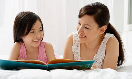 4. Câu đố. Người lớn có thể cho trẻ tập giải những câu đó để kích thích tư duy của trẻ. Có thể dùng cách đọc cho trẻ nghe những câu đố và lời giải, sau đó kiểm tra lại để luyện cho bé có trí nhớ tốt.