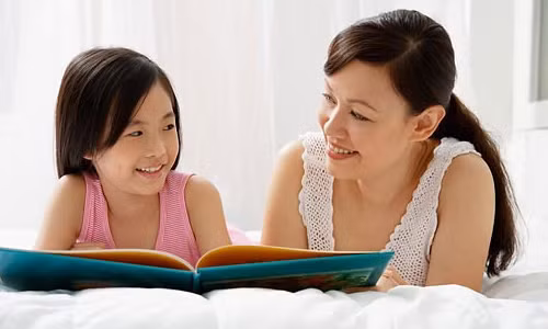 4. Câu đố. Người lớn có thể cho trẻ tập giải những câu đó để kích thích tư duy của trẻ. Có thể dùng cách đọc cho trẻ nghe những câu đố và lời giải, sau đó kiểm tra lại để luyện cho bé có trí nhớ tốt.