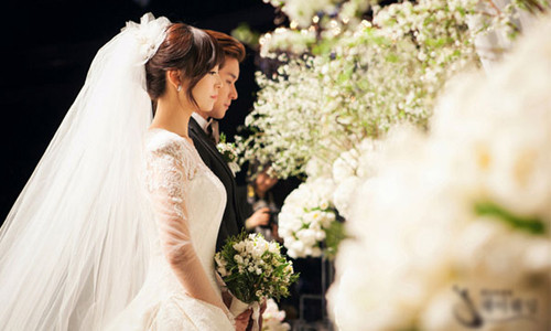 Thay đổi 1. Trước kia, chàng là một người rất chú ý tới bề ngoài. Lúc nào bạn cũng thấy chàng xuất hiện trước mắt mọi người với quần áo bảnh bao, tóc tai gọn gàng và phong độ thì luôn rất ổn định. Còn sau khi cưới, chàng bỗng dưng lôi thôi lạ thường. Thậm chí, không biết từ bao giờ mà chàng có thói quen vứt quần áo bừa bãi khắp nơi. Tất nhiên, việc dọn dẹp là của bạn. Chàng đã lười đi? Sự thật thì đây chỉ là sự thay đổi tâm lý đầu tiên của chàng sau kết hôn mà thôi.