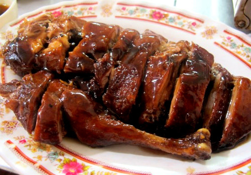 Thay đổi nguyên liệu món nướng. Sử dụng các nguyên liệu đắt tiền cho món nướng như thịt bò hay sườn non mãi cũng sẽ chán. Do đó, bạn có thể thay bằng thịt gà công nghiệp nướng, thịt vịt nướng hoặc đơn giản là thịt lợn vai nướng. Ngoài ra bạn cũng nên nướng rau củ kèm thêm khi nướng thịt, vừa đỡ ngán lại vừa giảm chi phí.