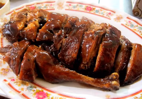 Thay đổi nguyên liệu món nướng. Sử dụng các nguyên liệu đắt tiền cho món nướng như thịt bò hay sườn non mãi cũng sẽ chán. Do đó, bạn có thể thay bằng thịt gà công nghiệp nướng, thịt vịt nướng hoặc đơn giản là thịt lợn vai nướng. Ngoài ra bạn cũng nên nướng rau củ kèm thêm khi nướng thịt, vừa đỡ ngán lại vừa giảm chi phí.