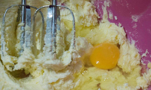 Bước 2: Thêm trứng và vani vào đánh đều.