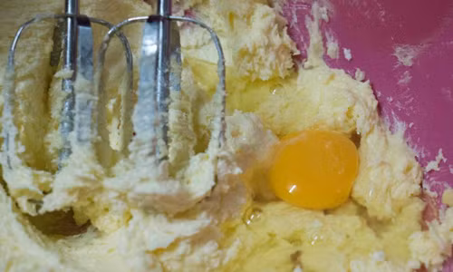 Bước 2: Thêm trứng và vani vào đánh đều.