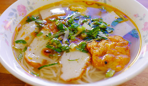 Bún cá Quy Nhơn. Bún chả cá Quy Nhơn không dùng nước nấu từ xương heo mà nước dùng được nấu từ xương cá tươi, thường là xương hoặc đầu cá thu, cá cờ, tạo cho nước dùng có vị ngọt tự nhiên, đậm đà và không tanh. Chả cá miền Quy Nhơn hoàn toàn không có thì là như ở miền Bắc nhưng miếng chả cá vẫn thơm ngon.