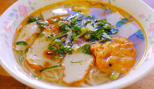 Bún cá Quy Nhơn. Bún chả cá Quy Nhơn không dùng nước nấu từ xương heo mà nước dùng được nấu từ xương cá tươi, thường là xương hoặc đầu cá thu, cá cờ, tạo cho nước dùng có vị ngọt tự nhiên, đậm đà và không tanh. Chả cá miền Quy Nhơn hoàn toàn không có thì là như ở miền Bắc nhưng miếng chả cá vẫn thơm ngon.