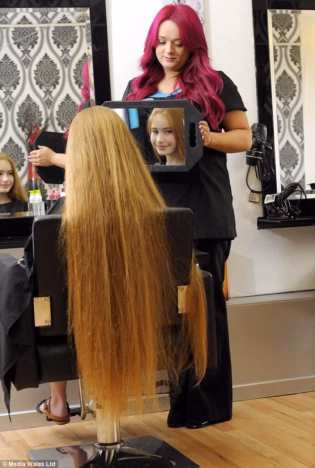 Mái tóc đầy "ma mị" của cô bé