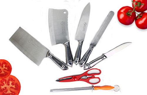 Hạn chế dao không gỉ. Muốn dao không bị gỉ, bạn có thể bôi lên mặt dao ít dầu ăn, lấy gừng xoa lên hoặc ngâm vào nước vo gạo.