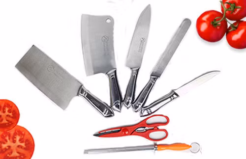 Hạn chế dao không gỉ. Muốn dao không bị gỉ, bạn có thể bôi lên mặt dao ít dầu ăn, lấy gừng xoa lên hoặc ngâm vào nước vo gạo.