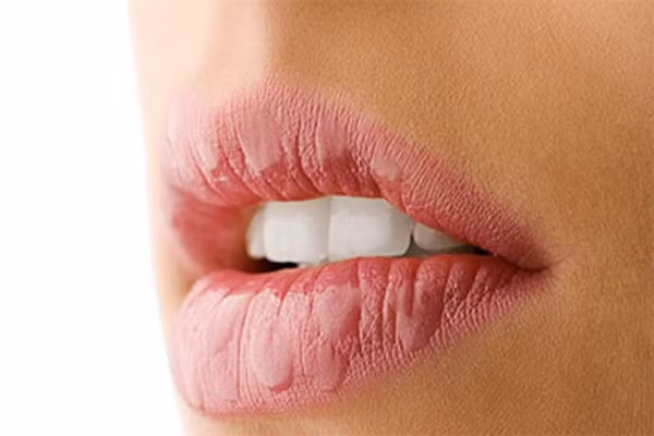 Nếu các triệu chứng đóng vảy kéo dài lâu khỏi thì người bệnh phải đến bệnh viện điều trị càng sớm càng tốt. Ngoài ra, việc giữ vệ sinh răng miệng để ngăn ngừa môi bị khô là việc hết sức cần thiết phải làm.