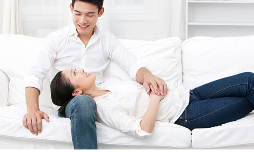 Thay đổi 4. Trước kia, anh ấy sẽ không nói rằng mình cảm thấy mệt. Nhưng khi kết hôn, anh ấy sẽ nói với bạn tất cả những cảm xúc mà anh ấy gặp phải. Ví dụ như “anh thấy đau đầu, anh bị chóng mặt, anh đói….”. Chàng chỉ muốn được bạn quan tâm mà thôi.