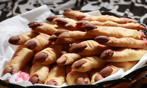 Bước 7: Chờ tới khi bánh chín vàng, các bạn lấy ra, để nguội và thưởng thức thôi nào. Cách làm bánh ngón tay Halloween thật dễ đúng không?