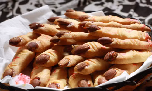 Bước 7: Chờ tới khi bánh chín vàng, các bạn lấy ra, để nguội và thưởng thức thôi nào. Cách làm bánh ngón tay Halloween thật dễ đúng không?