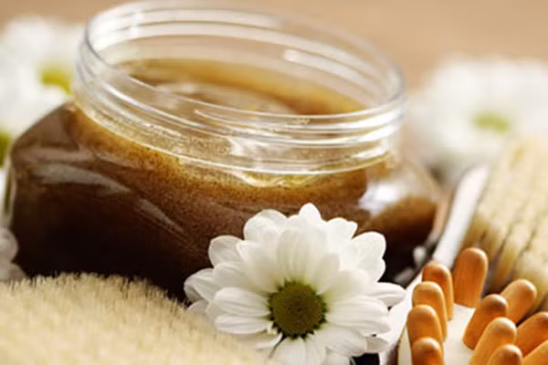 Đầu tiên là tẩy da chết để làm tăng lưu lượng máu dưới da. Với các loiaj mỹ phẩm, cô luôn chọn loại có chứa Reticoid (Dẫn chất chứa nhiều vitamin A). Chất này là chìa khóa trong quá trình chống lão hóa ở phụ nữ trên 40.