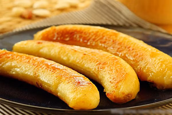 Mẹ hãy làm hỗn hợp bột chiên giòn và trứng sau đó lăn chuối qua bột và thả vào chảo dầu đang sôi cho đến khi vàng giòn. Hoặc mẹ có thể phết một lớp mật ong ngoài chuối và nướng. Đảm bảo bé sẽ rất lạ miệng với món ăn hấp dẫn này.