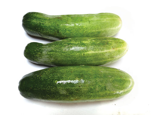 Nước ép dưa leo. Trộn nước ép dưa leo với chút ít đường trắng hoặc glycerin, có thể là sữa chua rồi thoa lên môi khoảng 15 phút rồi rửa lại bằng nước sạch. Cách này giúp bạn giảm sự hình thành sắc tố và cải thiện màu sắc đôi môi.