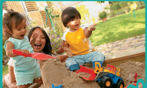 Người lớn hãy giúp trẻ tăng trí nhớ qua việc biểu lộ cảm xúc. Ví dụ, chữ “C” sẽ liên quan đến việc “cười”, chữ “K” liên quan đến việc khóc. Rất đơn giản vậy thôi nhưng bạn sẽ nhận thấy con mình có trí nhớ và tư duy vượt trội.