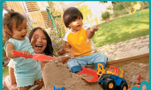 Người lớn hãy giúp trẻ tăng trí nhớ qua việc biểu lộ cảm xúc. Ví dụ, chữ “C” sẽ liên quan đến việc “cười”, chữ “K” liên quan đến việc khóc. Rất đơn giản vậy thôi nhưng bạn sẽ nhận thấy con mình có trí nhớ và tư duy vượt trội.