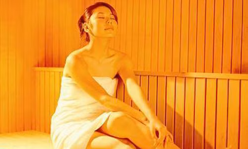 Tắm xông hơi làm tăng quá trình lão hóa da. Làn da luôn là bộ phận được quan tâm nhất đối với các cô gái. Công việc bận rộn, áp lực khiến họ mệt mỏi, chỉ cần tắm xông hơi thư giãn là họ sẽ thát thoải mái. Sau khi tắm xong họ cảm thấy tinh thần khoan khoái. Tắm xông hơi còn có tác dụng giảm béo. Cho nên, cách xả stress này thường được các cô gái sử dụng phổ biến.