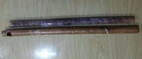 Chuẩn bị 01 ống tre dài 50-60cm như hình (không được ngắn quá sẽ bị bỏng hơi nước). Ống có thể cắt vát hai đầu ngược chiều nhau, hoặc một đầu kín trên thân khoét một hình tròn nhằm cho hơi nóng thoát ra.