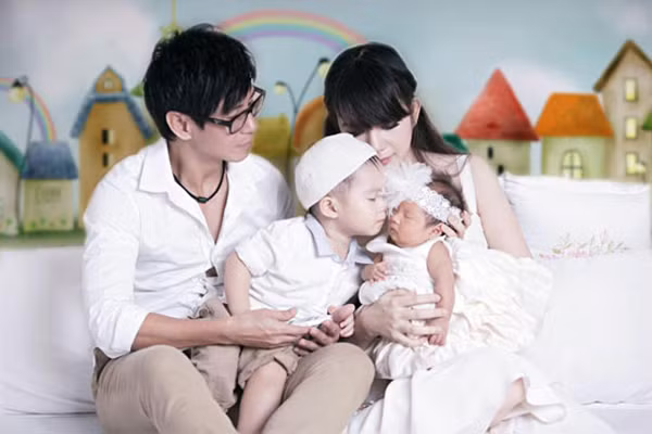 Hot girl Minh Hà, vợ ca sỹ Lý Hải. Luôn đối xử với con như một người bạn lớn, không bắt ép bé làm theo ý mình mà mình tạo điều kiện để bé tự nguyện làm theo. Những thói quen như ngồi vào ghế ăn không chạy nhảy, hay tự ngủ một mình, Hà tập cho con từ bé để con thấy rằng những việc đó là hết sức bình thường và người lớn ai cũng vậy.