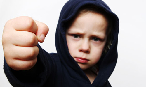 2. Tìm nơi cho trẻ trút giận. Khi trẻ đang cáu giận mà bị người lớn la mắng, bắt trẻ không được gào hét hay phải giữ im lặng sẽ chỉ càng khiến bé cảm thấy khó chịu và bức bối trong người. Thay vì bắt con phải kìm hãm cảm xúc như vậy, người lớn có thể tìm cho trẻ một nơi trút giận như một chiếc gối bông để trẻ trút cảm giác của mình lên đó.