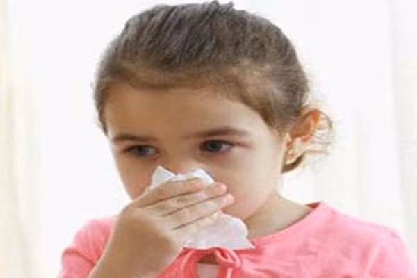 2. Hướng dẫn bé ho thế nào để không lây bệnh cho người khác. Nếu bé đã đủ tuổi học hỏi, mẹ trao cho con một chiếc khăn giấy để bé có thể ho vào và vất ngay sau đó. Hoặc khi con muốn ho, hãy quay đầu về phía khác.