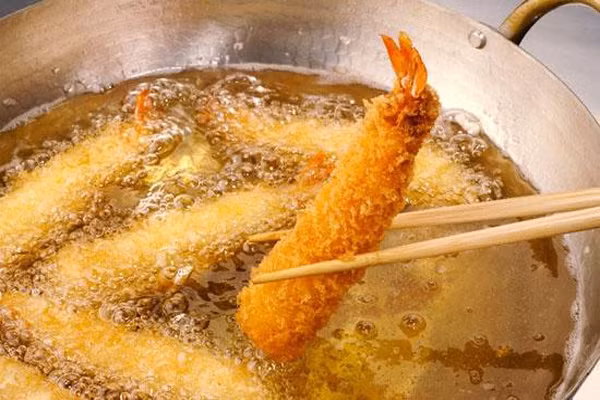 3. Ăn thức ăn nhanh và đồ chiên rán. Thực phẩm chiên rán và thức ăn nhanh có hàm lượng mỡ cao ngấm dầu rất khó tiêu hóa, sau khi chiên các chất dinh dưỡng trong nó bị phá vỡ rất nhiều.