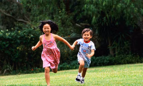 Bạn đừng bao giờ nghĩ rằng, việc học có thể được tiến hành bất cứ khi nào với trẻ. Hãy thay đổi suy nghĩ này bởi lẽ các nghiên cứu khoa học đã cho thấy, việc dạy trẻ học những kỹ năng trong cuộc sống được tiến hành vào những thời điểm khác nhau sẽ mang lại những hiệu quả khác nhau.