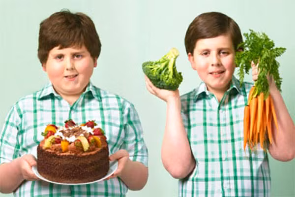 Tăng cường trái cây và rau xanh như táo, chuối, cà chua, cam, rau chân vịt, súp lơ... Rau quả không chỉ cung cấp vitamin mà còn giàu chất xơ làm giảm khả năng béo phì. Chất xơ chỉ làm tăng cảm giác no chứ không có giá trị dinh dưỡng. Vì thế, nó rất lợi cho những người bị béo phì.