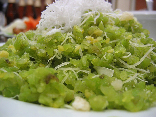 Xôi Cốm làng Vòng. Làng Vòng nổi tiếng với cốm và xôi cốm làm ở đây cũng tuyệt ngon. Xôi cốm dẻo thơm với màu xanh bắt mắt kết hợp với màu vàng của đậu xanh, đan xen màu trắng của dừa nạo là món quà ẩm thực không nên bỏ qua mỗi dịp thu về. Xôi ngon là hạt xôi có độ dẻo và không bị dính vào nhau và giữ được mùi hương, màu sắc tự nhiên của cốm.