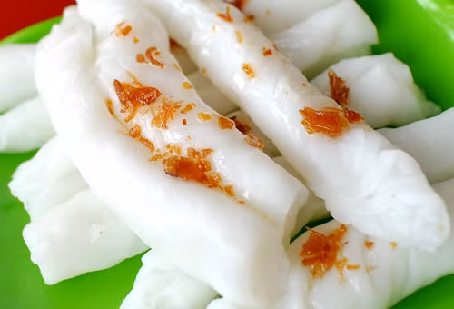 Bánh mướt. Đây là một món ăn đặc trưng của vùng nhân kiệt miền Bắc Trung Bộ: Nghệ An - Hà Tĩnh. Bánh mướt chỉ khiêm tốn hình thành từ loại gạo tạp giao rẻ tiền... ấy vậy mà khi ăn không ít người đã phải ngạc nhiên bởi độ trắng bóng, mềm, dẻo của bánh. Bánh mướt dễ ăn, chỉ cần ăn kèm một chén nước mắm vắt chanh với ớt tươi xắt lát cũng đã thấy ngon miệng.