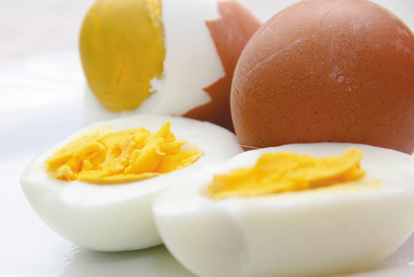 Trứng. Đây là nguồn dinh dưỡng rất giàu protein cho cơ thể. Mẹ có thể cho con ăn trứng dưới nhiều dạng luộc, đánh bông, ốp lết. Một quả trứng luộc hay món trứng tráng ăn kèm bánh mì sẽ là một gợi ý lý tưởng cho bữa sáng của bé, vì chúng cung cấp nhiều dinh dưỡng để con phát triển tốt hơn.