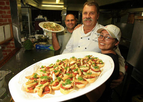 Ấu trùng bướm. Theo Tổ chức Lương thực và Nông nghiệp Liên Hợp Quốc, ấu trùng bướm giàu chất sắt, kali, canxi, phốt pho, magiê, kẽm, mangan và đồng. Nhiều người sau khi thưởng thức món này mô tả thịt sâu bướm có vị như món trứng tráng.