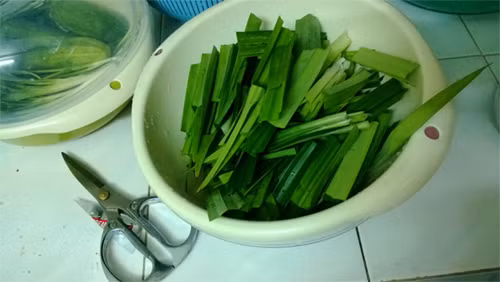 Màu xanh lá cây. Màu xanh lá cây lấy từ thực vật chủ yếu là các loại lá như lá dứa, lá tre, mây, lá khúc, lá ngót... dùng để nhuộm màu các loại bánh. Lá dứa có thể được hấp chín trực tiếp từ lá tươi hoặc xay nhỏ, vắt lấy nước để lấy màu. Lá rau ngót thường dùng ở dạng tươi, giã vắt lấy nước, màu xanh của lá tre, mây phối hợp với màu của lá dong để nhuộm màu xanh cho bánh trưng.