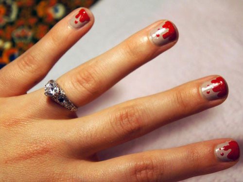 Tượng hình máu me. Trước tiên, đánh son nền màu ghi, rồi vẽ sơn đỏ như máu, tiếp tục vẽ hình chữ U, sau đó vẽ tiếp các móng còn lại. Vậy là bộ móng màu tan nát đã được hoàn thành.