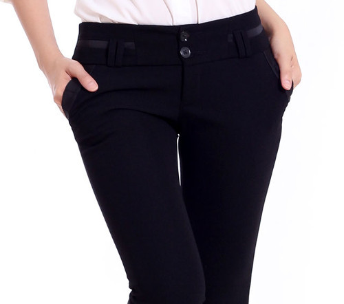 Quần lưng cao. Vài năm gần đây kiểu quần lưng cao có dấu hiệu trở lại mạnh mẽ. Chị em thu được rất nhiều lợi thế từ chiếc quần cạp cao này, đó là không lo lộ quần lót vô duyên khi ngồi hoặc cúi thấp, có thể "ăn gian" chiều dài đôi chân. Thế nhưng, theo đánh giá của nhiều anh chàng thì với kiểu quần này, họ không cảm nhận được vẻ đẹp vòng eo của các chị em Quần lưng cao. Vài năm gần đây kiểu quần lưng cao có dấu hiệu trở lại mạnh mẽ. Chị em thu được rất nhiều lợi thế từ chiếc quần cạp cao này, đó là không lo lộ quần lót vô duyên khi ngồi hoặc cúi thấp, có thể "ăn gian" chiều dài đôi chân. Thế nhưng, theo đánh giá của nhiều anh chàng thì với kiểu quần này, họ không cảm nhận được vẻ đẹp vòng eo của các chị em