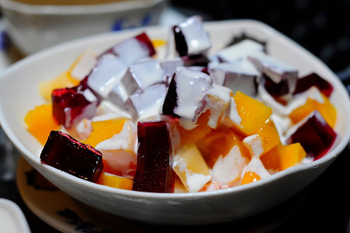  Cha Houy Teuk (thạch tráng miệng). Cha Houy Teuk (thạch tráng miệng) là một hỗn hợp gồm bánh dẻo làm từ gạo nếp, khoai môn, đậu đỏ, bí ngô, mít và các loại thạch đủ màu, ăn cùng nước cốt dừa và đá lạnh. Đây là món ăn mà nhiều bạn trẻ khoái khẩu và thường tụ tập để thưởng thức. Món ăn này thường được bán ở quán ven đường. Món ăn này giá cũng rẻ chỉ 1.000 riel, khoảng $0,25 (5.000 đồng).