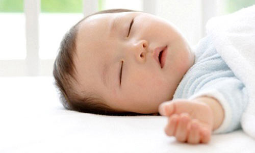 6. Chú ý cho trẻ ngủ đủ giấc và sinh hoạt điều độ và khoa học. Ngay từ khi còn nhỏ, trẻ nên được dậy cách ăn, ngủ, chơi…đúng giờ giấc. Điều này rất có lợi để nâng cao hệ miễn dịch của trẻ trong mùa thu.