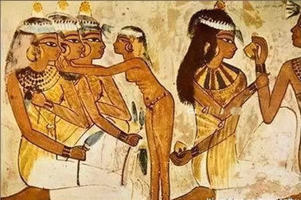 Nữ hoàng Cleopatra có công đầu trong việc sử dụng son môi có màu sắc được chế từ bọ cánh cứng trong khi những phụ nữ thường dân khác lại sử dụng bột đất sét để tô màu môi.