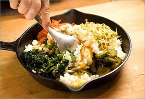 Cơm trộn chay Hàn Quốc. Món cơm trộn này khá bắt mắt với màu xanh của dưa leo, bí ngòi, màu cam cà rốt, màu đỏ của ớt và tương ớt. Cơm dẻo ngọt, chút beo béo của mè, ngọt ngào đặc trưng của nấm đông cô, vị thơm ngọt, giòn rụm của các loại rau… sẽ mang đến cho gia đình bạn một bữa cơm ngon miệng.