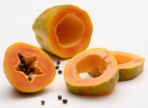 Đu đủ. Lấy cùi hoặc nước ép đu đủ bôi lên vùng da sần trong khoảng 15 phút. Trong lúc đó, massage cho khu vực này rồi rửa lại với nước ấm. Cách này sẽ giúp da mềm hơn rất nhiều.